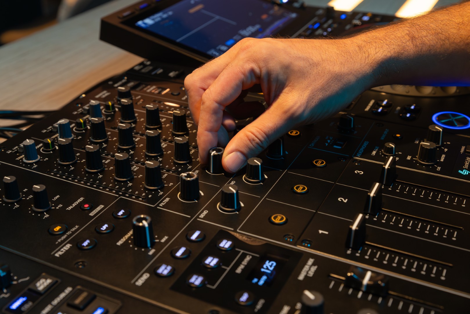 Alphatheta Djm-v5 - DJ-Mixer - Variation 14