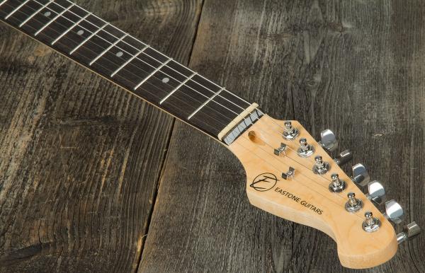 Solid body elektrische gitaar Eastone STR70 - olympic white