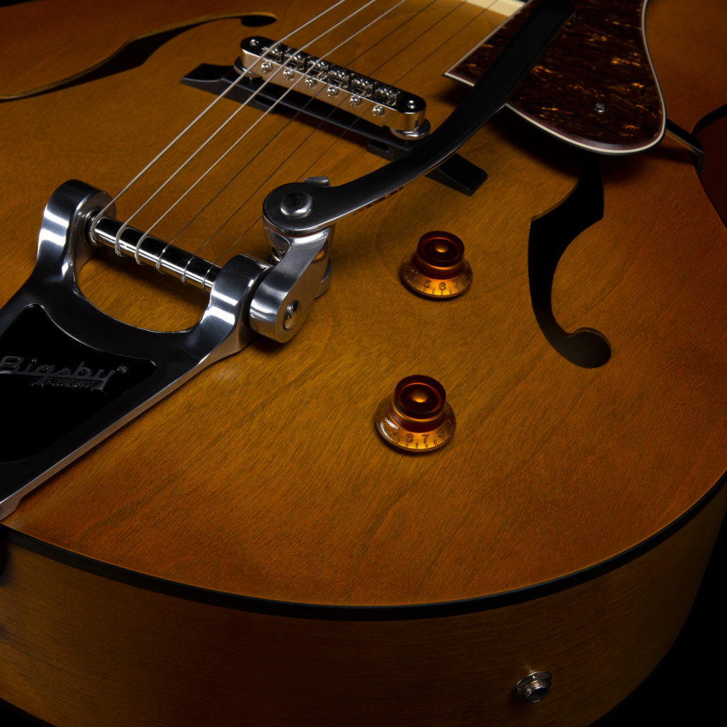 Godin 5th Avenue Jumbo P-rail 1h 1s P90 Bigsby Rw - Harvest Gold Semi-gloss - Hollow bodytock elektrische gitaar - Variation 4