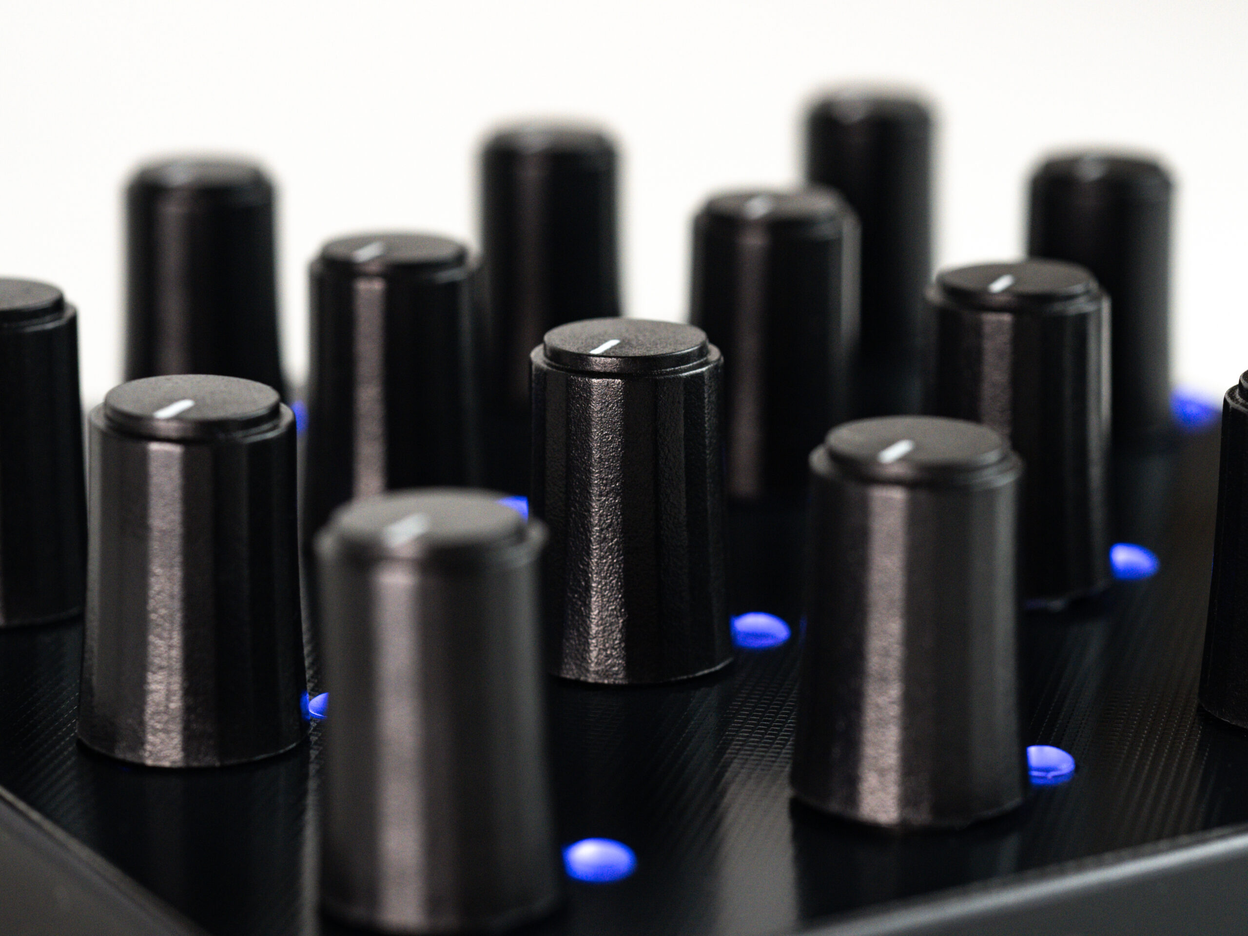 Intech Studio Grid Series 3 - Po16 Linear - Midi Controller - Variation 1