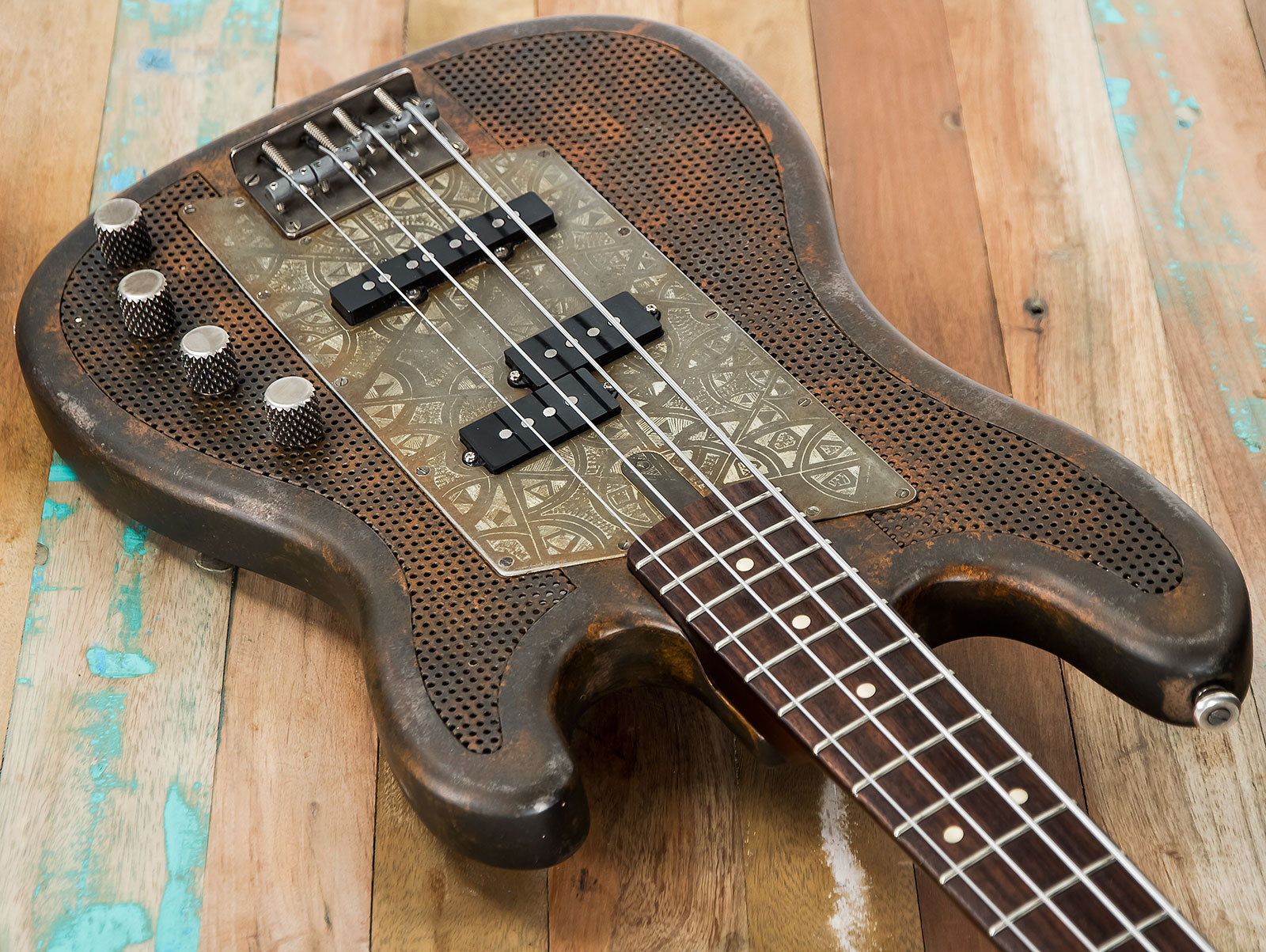 James Trussart Steelcaster Bass Perforated Active Pf #19045 - Rust O Matic African Engraved - Solid body elektrische bas - Variation 2