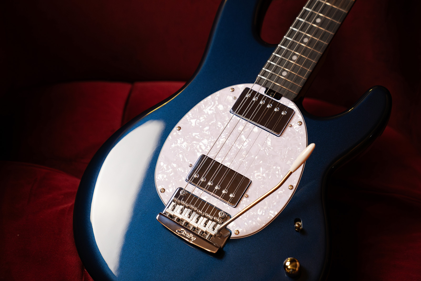 Sterling By Musicman Stingray Ii Trem Hh Rw - Blue Pearl - Elektrische gitaar in Strat vorm - Variation 3
