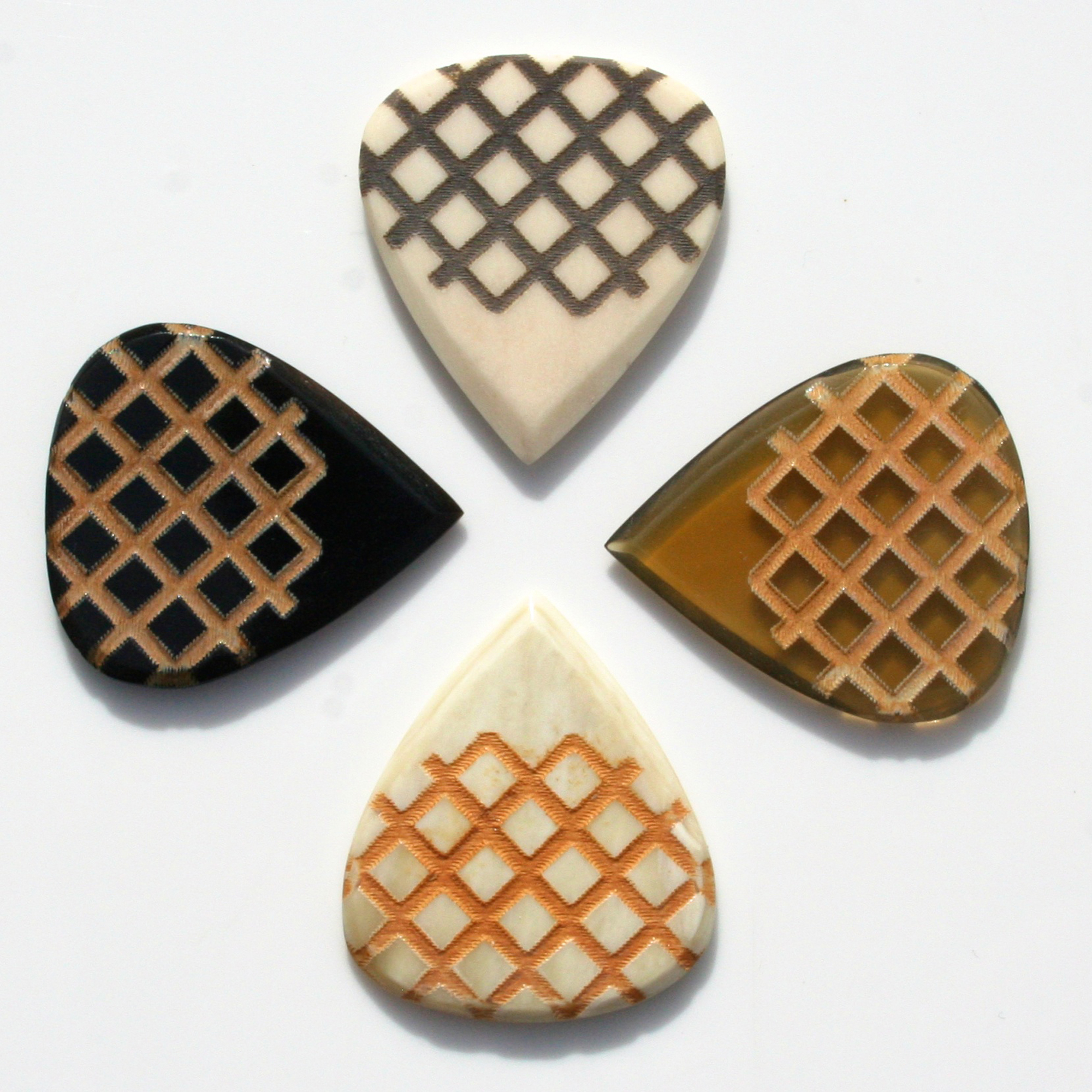 Timber Tones Sachet 4 Mediators En Os Et Corne - Grip Mini - Plectrum - Main picture